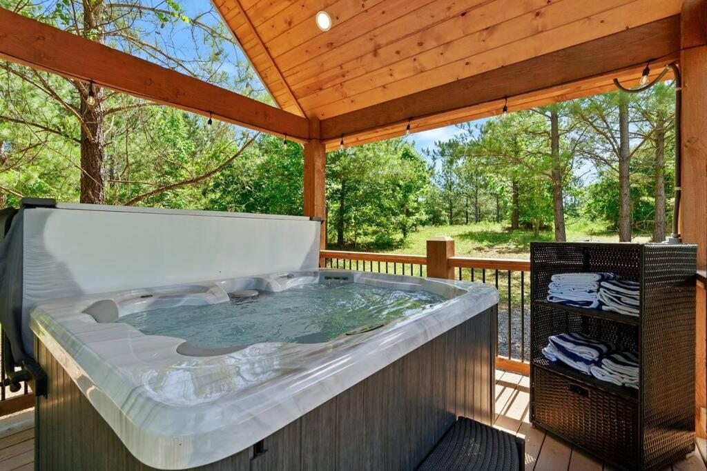 Lux Hochatown Cabin! 5 Minutes To Town-Hot Tub-Fire Pit-Game Room-Mtn Views Broken Bow Exterior foto